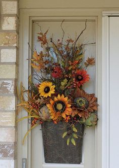 Basket Of Fall Colors Door Décor | Curb Appeal Front Door Ideas For Fall Autumn Planters, Vasos Vintage, Autumn Farmhouse, Decorative Wreaths, Lobby Decor, Door Hangings, Deco Nature, Fall Flower, Fall Arrangements