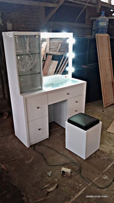 Meja Rias Aesthetic Simple, Vanity Diy Bedroom, Meja Rias Modern, Meja Rias Aesthetic, Meja Makeup, Islamic Furniture, Toilet Room Decor, Toilet Room, Diy Vanity