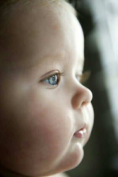 ♡ Babies Pics, Baby Faces, Rosy Cheeks, Chubby Cheeks, Foto Baby, Window Light, Baby Crying, We Are The World, My Niece