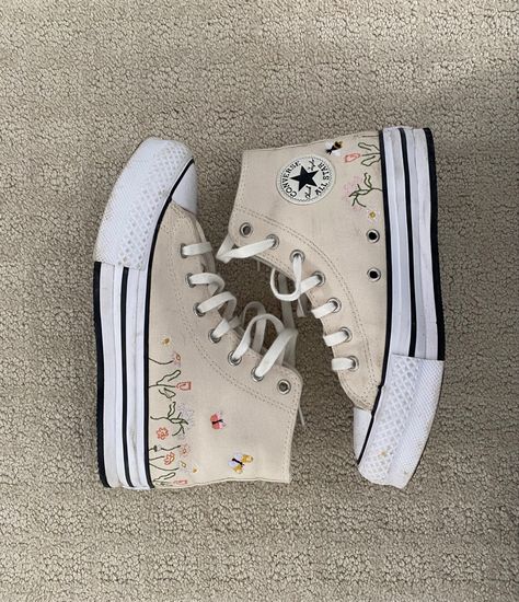 Converse With Flowers In Them, White Converse With Flowers, Diy White Converse, Converse With Flowers, Converse Butterfly, Butterfly Converse, Converse Flowers, Converse Beige, Flower Converse