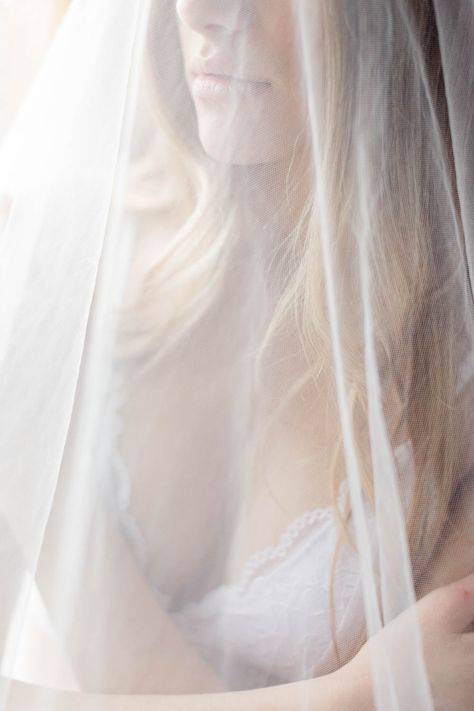 Bridal Bodouir With Veil, Budoir Sessions Bride, Budoir Sessions Wedding Veil, Boidour Poses Bridal, Wedding Bodoir Sesion Ideas, Budior Photoshoot Ideas Bridal, Bouidor Photography Ideas Bridal, Bridal Bourdier Photoshoot, Bride Boudiour Photoshoot