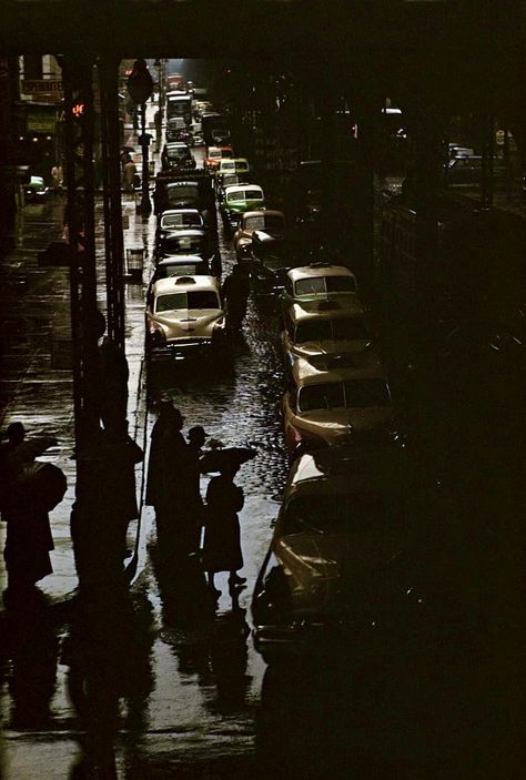 NYC 1952 photograph by Ernst Haas Saul Leiter, William Eggleston, Henri Cartier Bresson, Ellis Island, New York Photos, Rainy Night, Great Photographers, Foto Art, Photo Essay