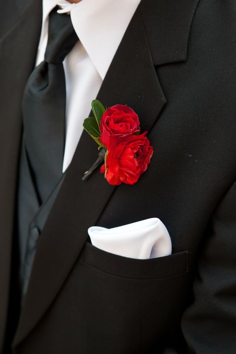 Spray Roses Boutonniere, Red Rose Boutonniere, Classic Modern Wedding, Red Boutonniere, Rosé Suit, Groom Tuxedo Wedding, Red Weddings, خواتم خطوبة, Adler Planetarium