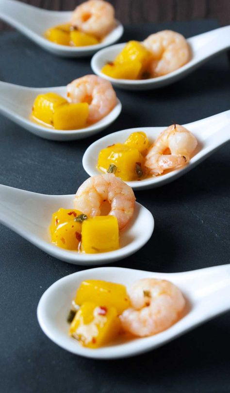 Spicy Prawn and Mango Spoons. A great sweet and spicy prawn appetiser. (A great sweet and spicy shrimp appetizer) Prawn Canapes Ideas, Prawn Appetizers Finger Foods, Prawn Appetizers, Canape Spoons, Seafood Canapes, Prawns Appetizers, Tasting Spoons, Sweet And Spicy Shrimp, Shrimp Appetizer