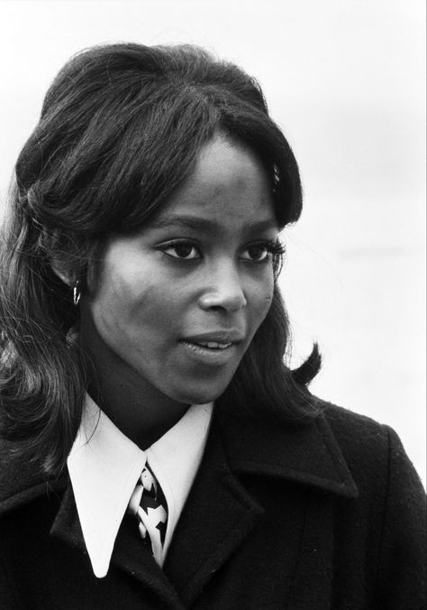 The African-American actress is known from many 60s and 70s blaxploitation films such as Black Gunn, Cleopatra Jones, and Drum. Her acting on screen was captivating and she was the representation that black women needed and still need to this day. Although her whereabouts are unknown, her impact on film isn’t. Brenda Sykes, Black Women 70s, 70’s Hairstyles, 70s Black Women, Half Bun, 60s Hair, 60s Women, African American Fashion, 70s Hair