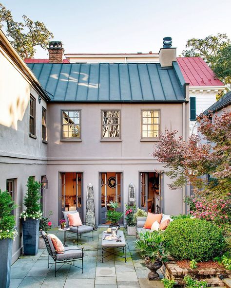 House Beautiful (@housebeautiful) в Instagram: «Courtyard GOALS.  (: trevortondro | Design: @cameronstewartdesign) #outdoorliving #instahome» Outdoor Patio Designs, Charleston Homes, Paved Patio, Gorgeous Houses, Casa Exterior, Design Exterior, Paver Patio, Patio Area, Porch Patio