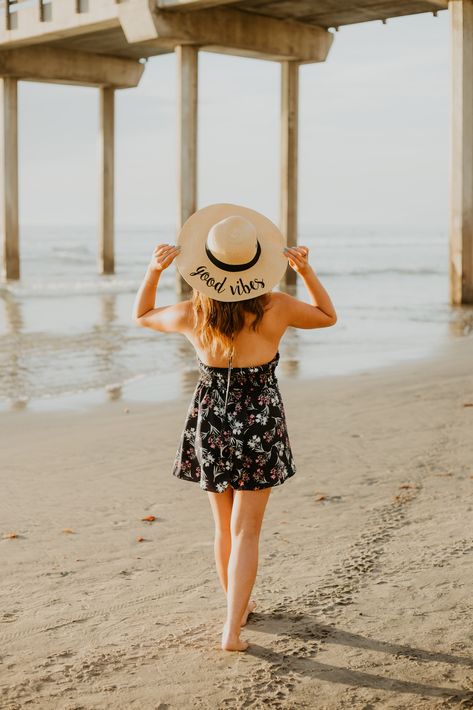 Sun Hat Photoshoot, Sun Rise Beach Photoshoot, Oversized Beach Hat Photoshoot, Sunset Beach Senior Photos, Cloudy Day Beach Photoshoot, Sunrise Beach Photoshoot, Travel Poses, Indoor Beach, Travel Pose