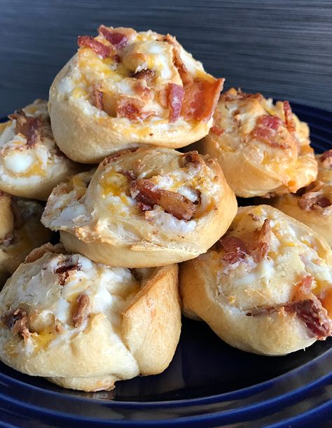 Bacon Crescent Rolls, Croissant Appetizers, Crescent Roll Recipes Appetizers, Mac Cheese Balls, Cheese And Bacon Rolls, Crescent Roll Appetizers, Bacon Bites, Crescent Recipes, Bacon Appetizers