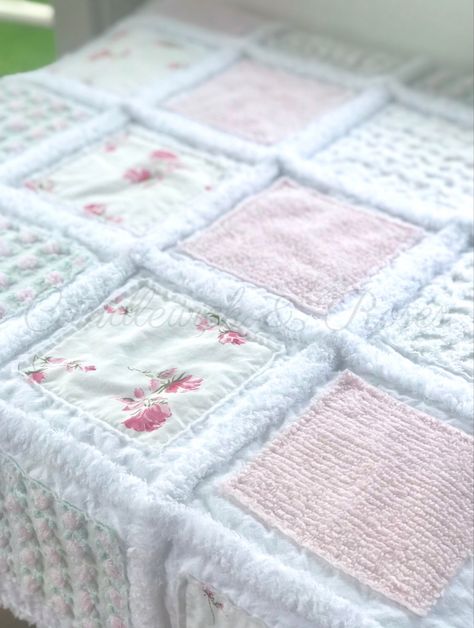 Soft, plush rag quilt in pale pink and white made from Vintage chenille and cotton Rag Quilt Patterns Easy, Rag Quilt Instructions, Flannel Rag Quilts, Rag Quilt Tutorial, Shabby Chic Quilts, Chenille Quilt, Baby Quilt Tutorials, Rag Quilt Patterns, Baby Rag Quilts