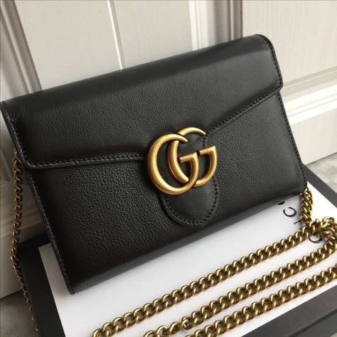 Gucci woman soho clutch WOC chain flap bag Pinterest @MANARELSAYED Stylish Watches For Girls, Handbag Trends, Gucci Clutch, Popular Hair, Best Designer Bags, Hairstyle Inspiration, Brown Tote, Cheap Bags, Trending Haircuts