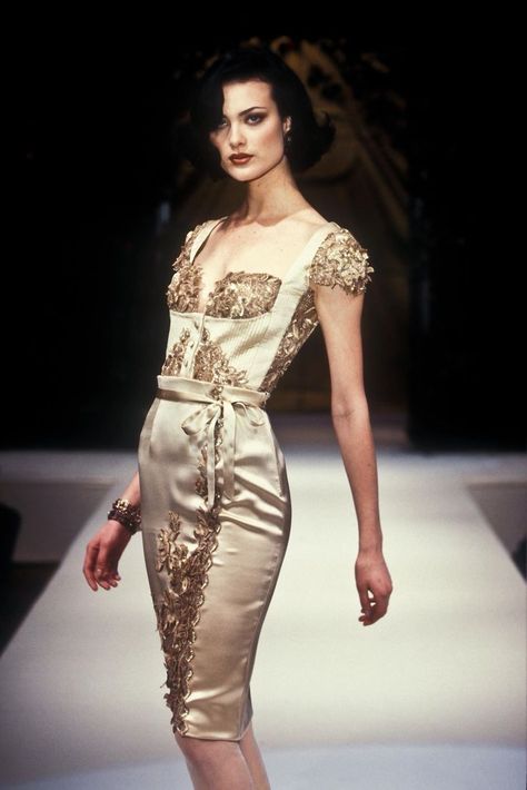 Reawakening Fashion, Alena Shishkova, Shalom Harlow, Models 90s, 90s Runway Fashion, Valentino Haute Couture, 90s Model, 90s Supermodels, Valentino Couture