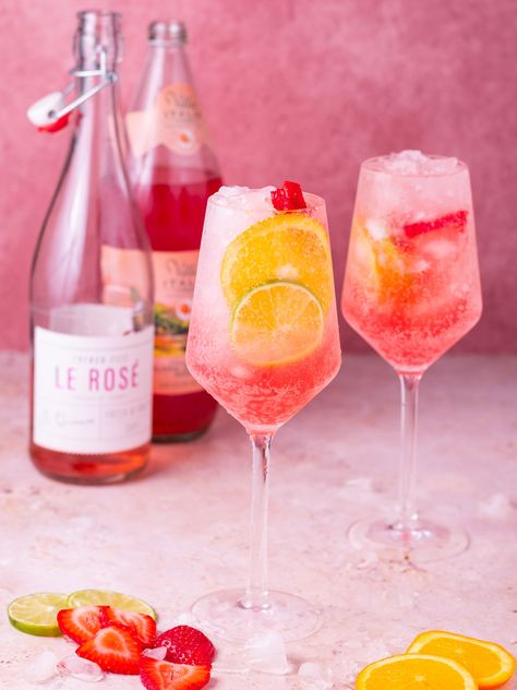 Rosé Spritzer (refreshing wine cocktail recipe!) Rose Cocktail Recipes, Wine Spritzer Recipe, Pork Side Dishes, White Wine Spritzer, Rose Drink, Wine Cocktail Recipes, Spritzer Recipes, Fun Summer Drinks, Wine Spritzer