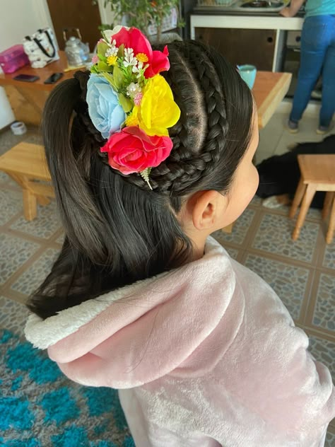 Peinado con trenza y tocado de flores para bailar cueca chilena Hispanic Hairstyles, Best Ideas, Girly Things, Image Search, Hair Hair, Hairstyles, Festival, Hair Styles, Hair