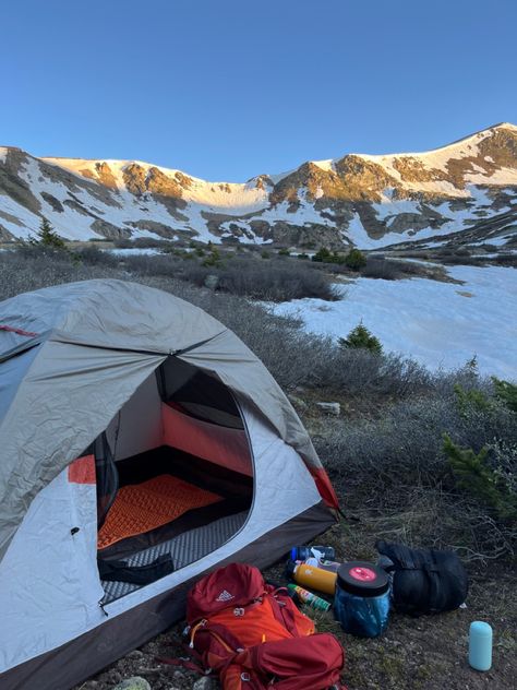 Tent Camping Aesthetic, Camping Vibes, Camping Set Up, Camping Inspiration, Backcountry Camping, Camping Aesthetic, Adventure Aesthetic, Nature Hikes, Camping Life