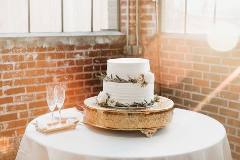 Gold Cake Stand Wedding, Simple Wedding Cake Table, Wedding Cake Stand Decor, Gold Wedding Cake Stand, Wedding Cake Stand Gold, Wedding Cake Gold, Cake Florals, Champagne Flutes Wedding, Wedding Cake White