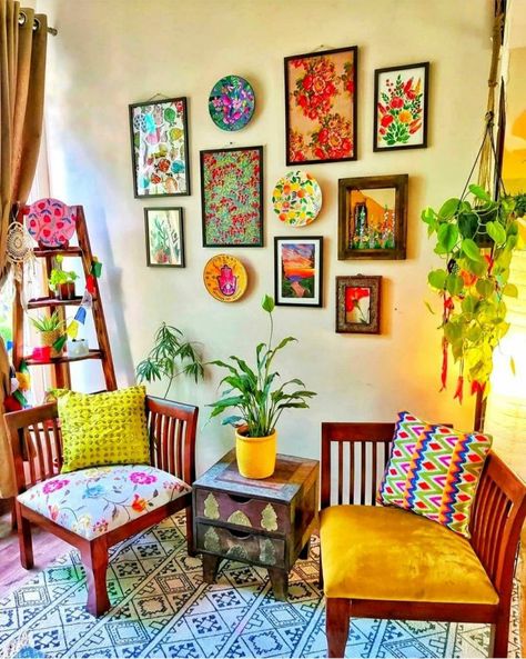 Indian Living Room Interior, Artsy Wall, Room Interior Ideas, Indian Houses, Indian City, Indian Room, Indian Living Room, Colorful Room Decor, Indian Room Decor