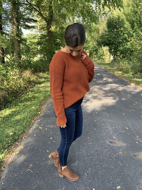 Burnt Orange Outfits For Women, Burnt Orange Sweater Outfit, Burnt Orange Shirt Outfit, Burnt Orange Outfit, Jcpenney Outfits, Hat Outfit Spring, Grey Sneakers Outfit, Orange Top Outfit, Orange Sweater Outfit