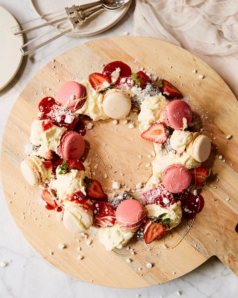 Pavlova Wreath – Minimax Mini Pavlova Wreath, Pavlova Wreath Christmas, Christmas Dessert Wreath, Christmas Pavlova Ideas, Christmas Cake Wreath, Desert Wreath, Dessert Wreath, Xmas Desserts Ideas, Christmas Wreath Dessert