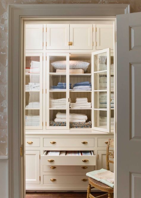 1920s Bathroom, Organizing Linens, Linen Closet Organization, Linen Storage, Linen Closet, Closet Design, The Closet, Walk In Closet, Cheap Home Decor