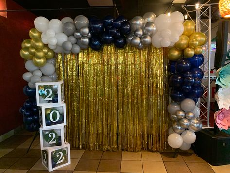 Navy Blue And Gold Backdrop Ideas, Leavers Party Ideas Year 6, Blue And Gold Prom Decorations, Blue And Gold Balloon Backdrop, Blue And Gold Graduation Party Decor, Navy And Gold Graduation Party Decor, Navy Blue Gold And White Party Decor, Year 6 Leavers Party, White Balloon Backdrop