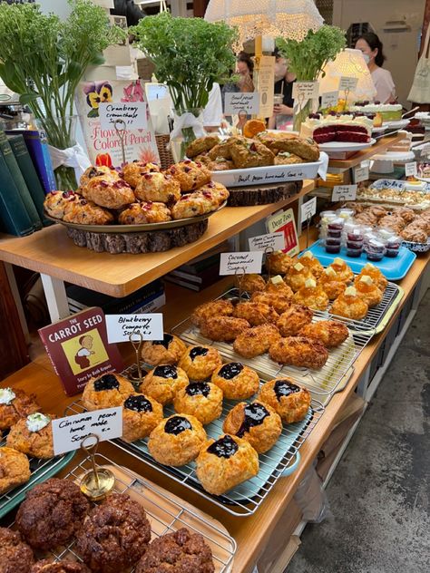 Aesthetic Bakery Interior, Bakery Booth Display, Bakery Essentials, Bakery Booth, American Bakery, Bakery Aesthetic, Bread Display, Display Cake, Bakery Interior