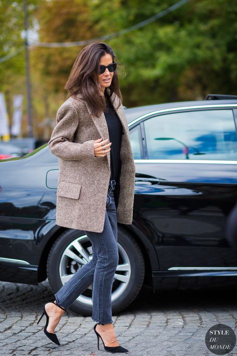 03-Streetstyle | 10 Wintry Outfits We Love-Barbara-Martelo-by-STYLEDUMONDE-Street-Style-Fashion-Photography0E2A4475-700x1050@2x-This Is Glamorous Barbara Martelo, Neutral Coat, Fashion Photography School, Casually Chic, Emmanuelle Alt, Street Style 2017, Women Fashion Edgy, Fashion Photography Inspiration, Street Fashion Photography