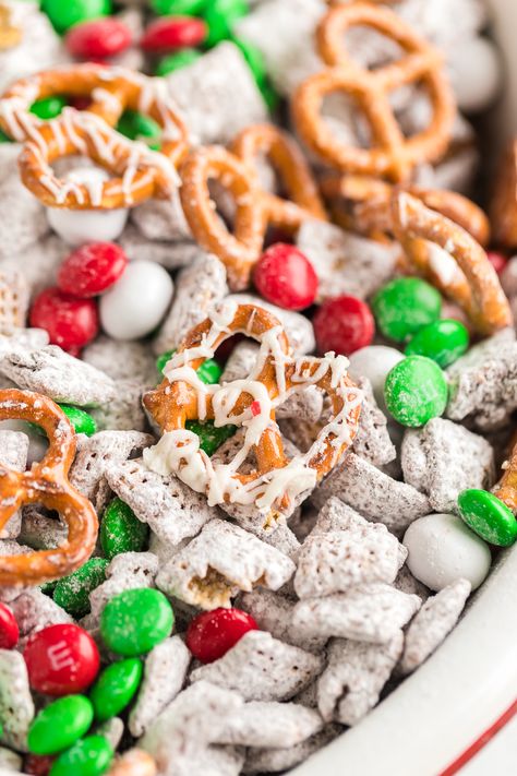 Christmas Puppy Chow - Made To Be A Momma Nutella Puppy Chow Recipe, Nutella Puppy Chow, Reindeer Chow Recipe, Reindeer Chow, Puppy Chow Christmas, Christmas Snack Mix, Puppy Chow Chex Mix Recipe, Chex Mix Puppy Chow, Puppy Chow Recipes