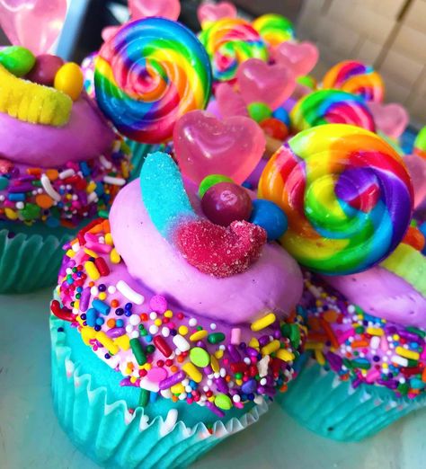 Candyland Themed Cupcakes, Candy Bday Cake, Candy Theme Cupcakes Ideas, Candy Birthday Cupcakes, Candy Land Theme Cupcakes, Candy Themed Party Food, Candyland Birthday Cake Ideas, Candy Topped Cupcakes, Candy Birthday Party Cake