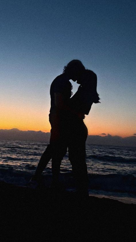 Young couple kiss at susnet at the beach Sunset Kiss Couple, Cute Kissing Pictures, Couple Kiss Photo, Kiss Silhouette, Gf Pic, Kissing Pics, Perfect Couple Pictures, Manifestation 2024, Bf Pics