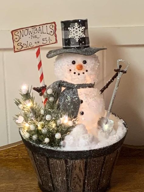 Free Christmas Crafts, Christmas Decor Diy Cheap, Snowman Crafts Diy, Grinch Christmas Decorations, Christmas Candle Decorations, Holiday Crafts Diy, Winter Decorations Diy, Christmas Arts And Crafts, Handmade Christmas Crafts