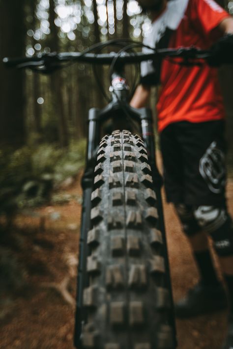 Mountain Bike Pictures, Mtb Photography Ideas, Bicycle Photography Photo Ideas, Mountain Bike Photoshoot, Bike Photography Ideas, Cycling Photography Photo Ideas, Sports Photography Aesthetic, Mountain Biking Aesthetic, Bike Pictures Photo Ideas