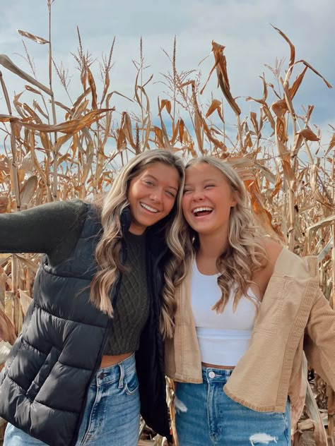 Pumpkin Patch Photo Ideas Friends, Fall Photoshoot Two People, Cute Pumpkin Patch Photos, Fall Pictures With Best Friend, Cute Fall Pictures With Friends, Cute Fall Photoshoot Ideas With Friends, Best Friend Fall Pictures, Fall Photoshoot Best Friends, Fall Picture Ideas For Instagram