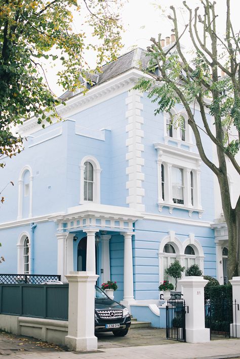 Notting Hill, London | The Style Scribe Light Blue Building, Light Blue House, Light Blue Houses, Green Siding, Exterior Gray Paint, Paint Color Combos, Notting Hill London, Exterior Paint Color, Grey Exterior