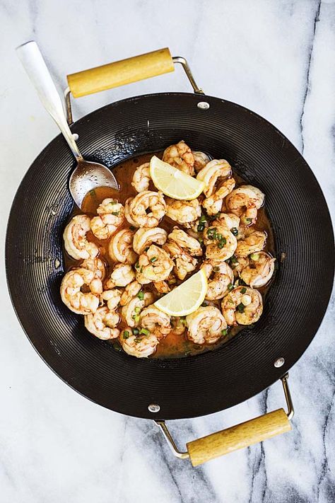 Asian sauteed garlic butter shrimp in a skillet. Shrimp Asian, Shrimp Sauteed, Best Fish Recipes, Seafood Entrees, Rasa Malaysia, Sauteed Shrimp, Garlic Butter Shrimp, Yummy Meals, Shellfish Recipes