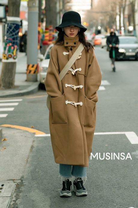 Duffel Coat Outfit, Duffle Coat Outfit Women, Duffle Coat Outfit, Kawaii Winter, School Coat, Duffel Coat, School Uniform Fashion, Beige Outfit, Uniform Fashion