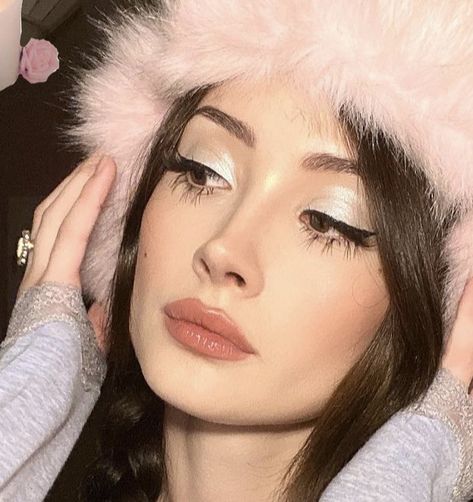 Glossier Lidstar Moon, Winter Coquette Makeup, Makeup Ideas Coquette, Winter Makeup Looks Aesthetic, Soft Angelic Makeup, Makeup Looks Coquette, Makeup Looks Elegant, Winter Makeup Aesthetic, Coquette Makeup Look