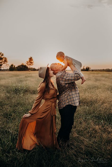 Family Picture Poses Outside, Fall Photo Shoot Family Of 3, May Family Pictures, Small Family Fall Pictures, Family Picture Of 3, Fall Family Photo Ideas With Baby, Baby Fall Family Pictures, Fall Backyard Family Photos, Harvest Family Pictures