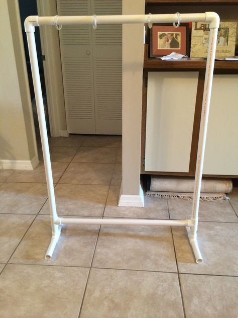 PVC Pipe Chart Stand Tutorial Diy Backdrop Stand, Ballet Bar, Crate Seats, Koti Diy, Vowel Renewal, Diy Photo Backdrop, Pvc Pipe Projects, Jewerly Displays, Pvc Projects