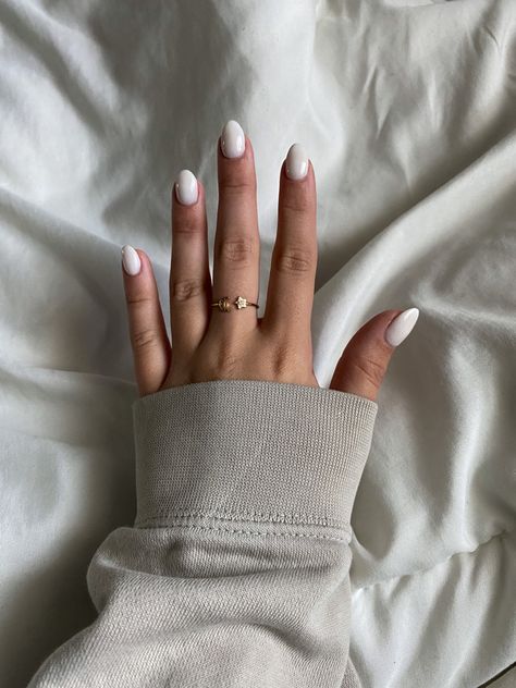 Off white almond nails being shown. Summer Gel Nails Ideas Short Simple White, Spring Vacation Nails Simple, Vacation Nails Round, Vacation White Nails, White Nails Short Almond, Simple Nails Oval, Off White Almond Nails, Oval White Nails, Short White Almond Nails