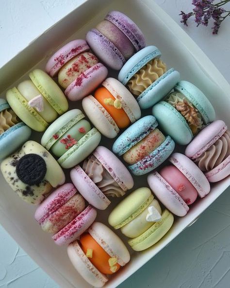 Cute Macaron Designs, Japanese Macarons, Macaron Platter, Vintage Sugar Cookie Recipe, Creative Macarons, Macarons Decoration, Fancy Macarons, Macarons Design, Big Macaron