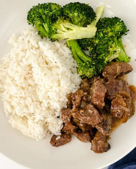 This absolutely delicious garlic butter steak bite dinner was one of the recipes I prepped on Sunday and is inside of an upcoming meal prep class! 4.5 hours on low from frozen. Paired with some roasted broccoli (12 mins) and rice! Delicious, flavorFULL, healthy and filling. Eating in a budget CAN taste good! #foodieonabudget meal prep 101 coming soon! Butter Steak, Garlic Butter Steak, Steak Bites, Roasted Broccoli, Garlic Butter, 5 Hours, Broccoli, Meal Prep, Steak