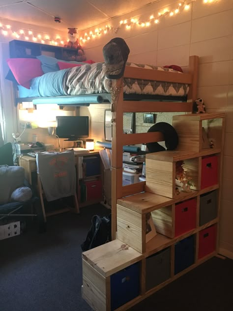 Lofted bed with stair case! Add a pool noodle to the side frame so you don’t hit your head on the metal frame. Use the side posts for hats and long necklaces! #dormroomdecor #dormroom #loftedbed #dormroomorginization #collegehacks College Dorm Room Ideas With Lofted Beds, Under Dorm Bed Hangout, College Loft Bed Ideas, Loft Bed Ideas Dorm, Dorm Room Lofted Bed Ideas, Lofted Dorm Room Ideas, Loft Bed College, Gcu Dorm, Lofted Bed Dorm Room Ideas