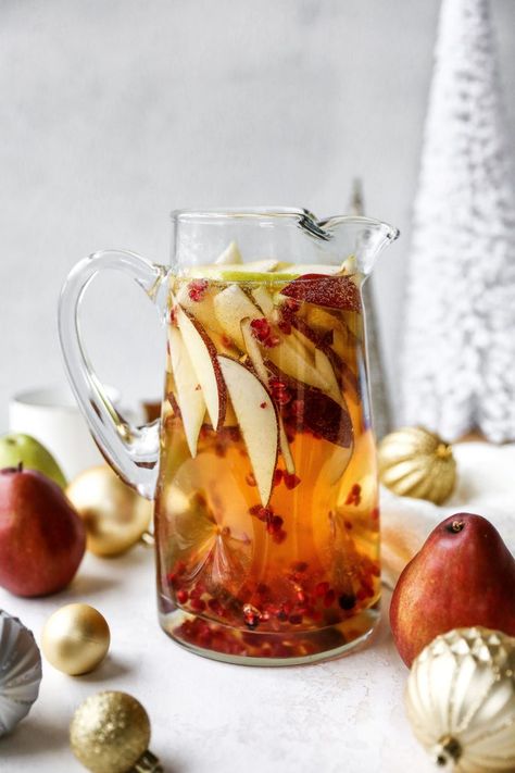 Pear Sangria, Sangria Punch, Witches Tea, Holiday Sangria, Cranberry Drinks, Christmas Sangria, Big Snacks, Good Morning Christmas, White Sangria