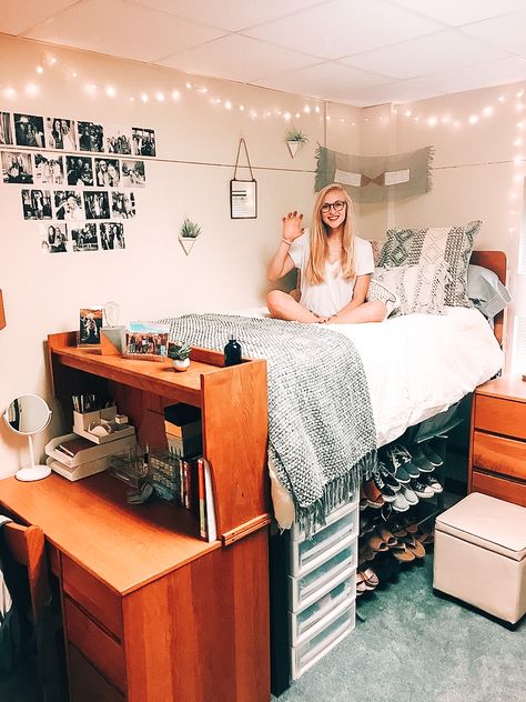 College Bedroom Decor, Beautiful Dorm Room, Dorm Inspiration, Dorm Room Hacks, College Bedroom, Dorm Storage, Dorm Room Storage, Dorm Diy, Dorm Room Diy