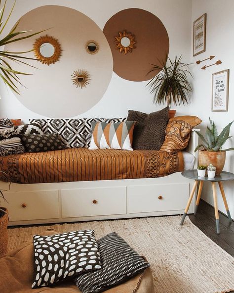 Apartment Therapy on Instagram: “Filing this spot under: would read here all day 📚 (Image: @tatjanas_world_)” Guest Bedroom Home Office, Daybed Room, Guest Bedroom/office, Small Guest Bedroom, Daybed Design, Office Guest Room, Guest Room Office, Room Ideas Bedroom, Guest Bedrooms