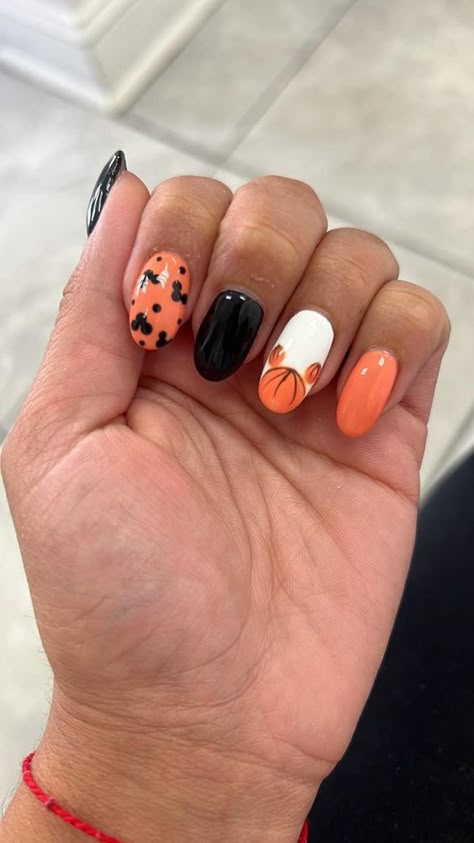 Halloween Cruise Nails, Disney Nail Designs Halloween, Simple Halloween Disney Nails, November Disney Nails, Disney Pumpkin Nails, Fall Disney Nails Acrylic, Fall Mickey Nails, Simple Disney Halloween Nails, Halloween Disney Nails Design