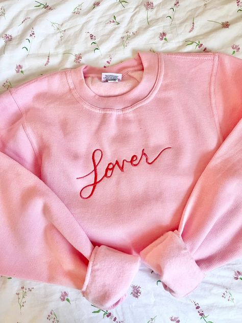 This Gender-Neutral Adult Sweatshirts item by mentallyunstitched has 240 favorites from Etsy shoppers. Ships from United Kingdom. Listed on 04 Dec, 2023 Sweatshirt Taylor Swift, Taylor Swift Inspired, Taylor Swift Shirts, Lover Sweatshirt, Taylor Swift Outfits, Cozy Loungewear, Embroidered Crewneck, Cute Sweatshirts, Gildan Sweatshirts