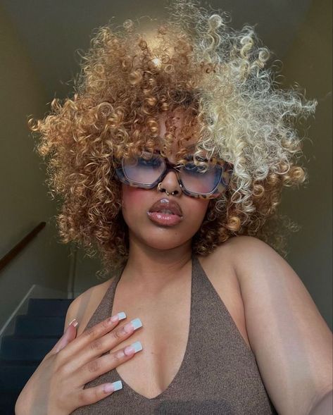 Natural Hair With Blonde Tips, Kiss Hair Dye, Black Woman Hair Color Ideas, Short Afro Dyed Hair, Skunk Stripe Natural Hair, Color Curly Hair, Color Locs, Locs Ideas, Soul Hair