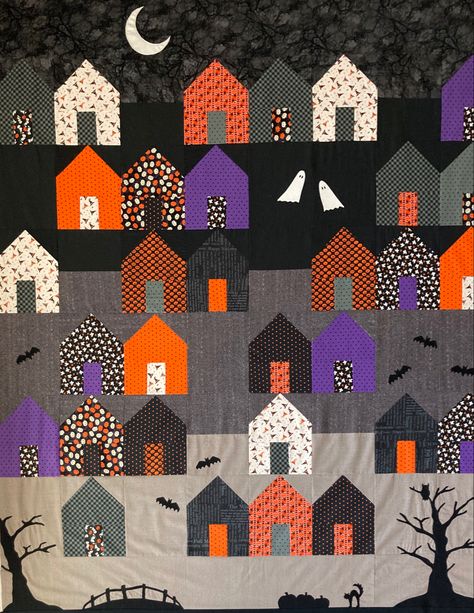 Super happy with how this one turned out! Haunted House Quilt, Seasonal Quilts, Autumn Quilts, Halloween Sewing Projects, Halloween Quilt Patterns, Halloween Blocks, Fall Sewing Projects, The Season Of The Witch, Halloween Quilt