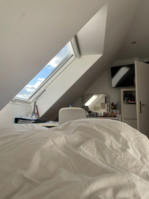 Loft Room Ideas Bedrooms, Slanted Roof Bedroom, Cozy Attic Bedroom, Loft Room, Minimalist Room, Redecorate Bedroom, Dream House Rooms, Dreamy Room, Bedroom Layouts